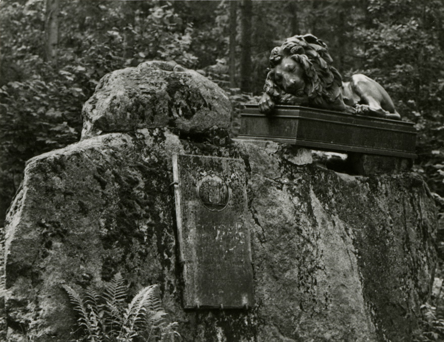 Mälestusmonument Kärstna mõisa pargis, vaade