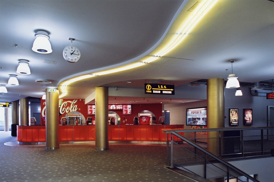 Kino "Coca-Cola plaza", foto seeriast "Koka", sisevaade fuajeesse. Arhitekt Andri Kirsima