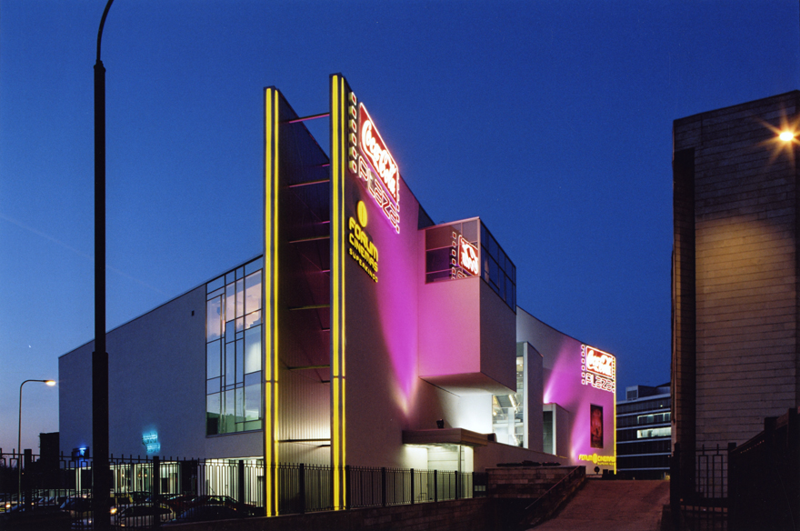 Kino "Coca-Cola plaza", foto seeriast "Koka", öine vaade hoonele nurgalt. Arhitekt Andri Kirsima