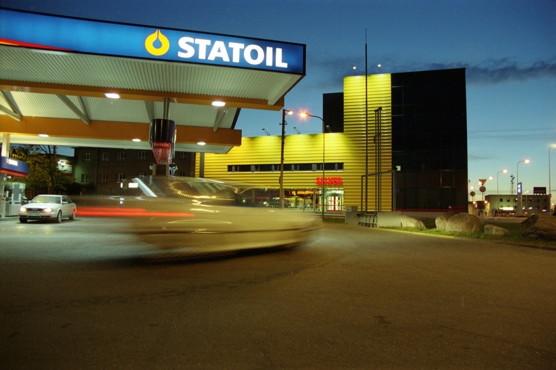 Järve kaubanduskeskus, foto seeriast "MD2117", vaade, ees tankla. Arhitektid Jaak Huimerind, Indrek Saarepera
