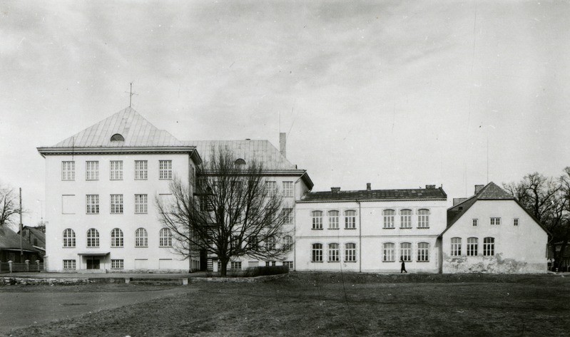 Koolimaja Haapsalus, vaade hoonetele Wiedemanni tänavalt. J/e arh Artur Perna