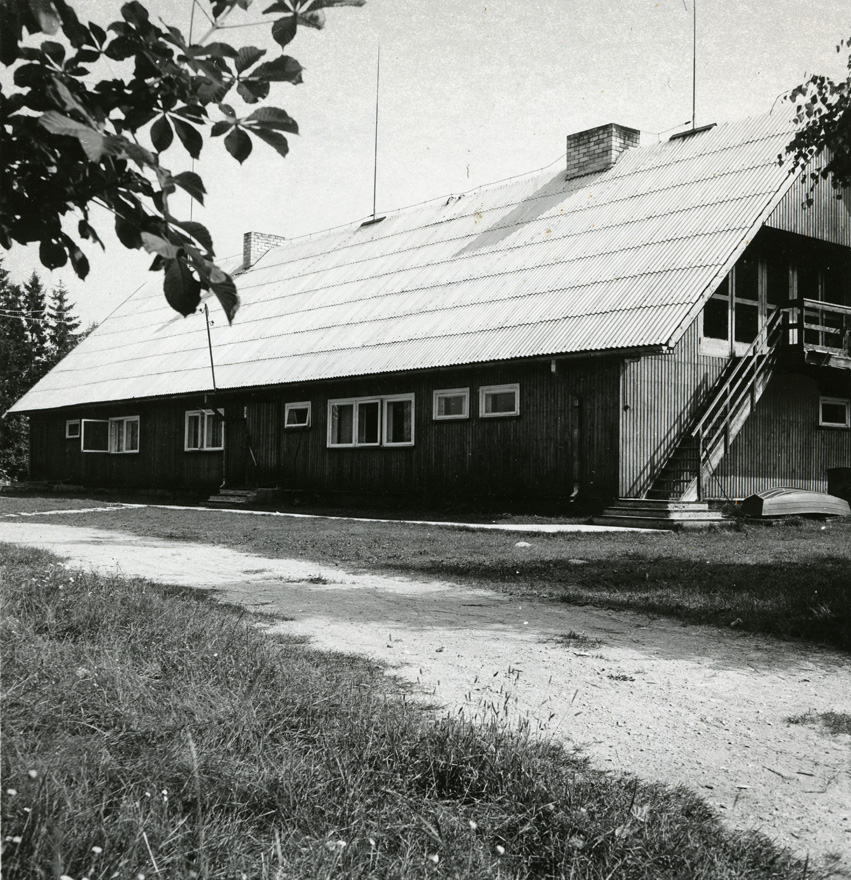 Kullimänniku puhkebaas, esifassaadi vaade. Arhitekt Maara Metsal