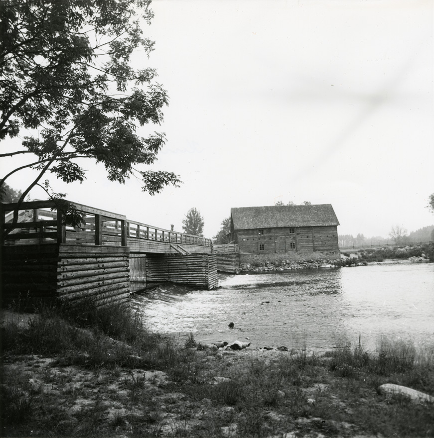 C.R. Jakobsoni talumuuseumi jahu- ja saeveski, vaade sillaga üle vee
