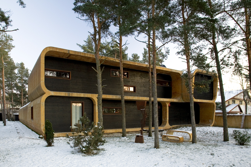 Villa U (betoonist eramu Nõmmel), talvine vaade hoovi poolt. Arhitektid Gert Sarv, Lauri Laisaar