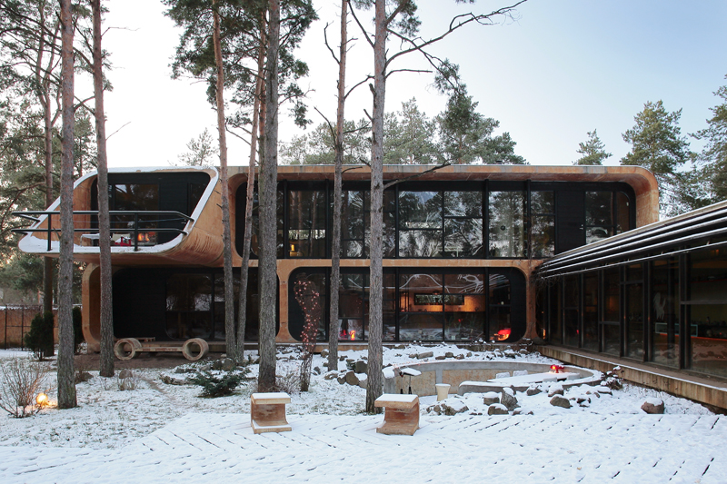 Villa U (betoonist eramu Nõmmel), talvine vaade hoovi poolt. Arhitektid Gert Sarv, Lauri Laisaar