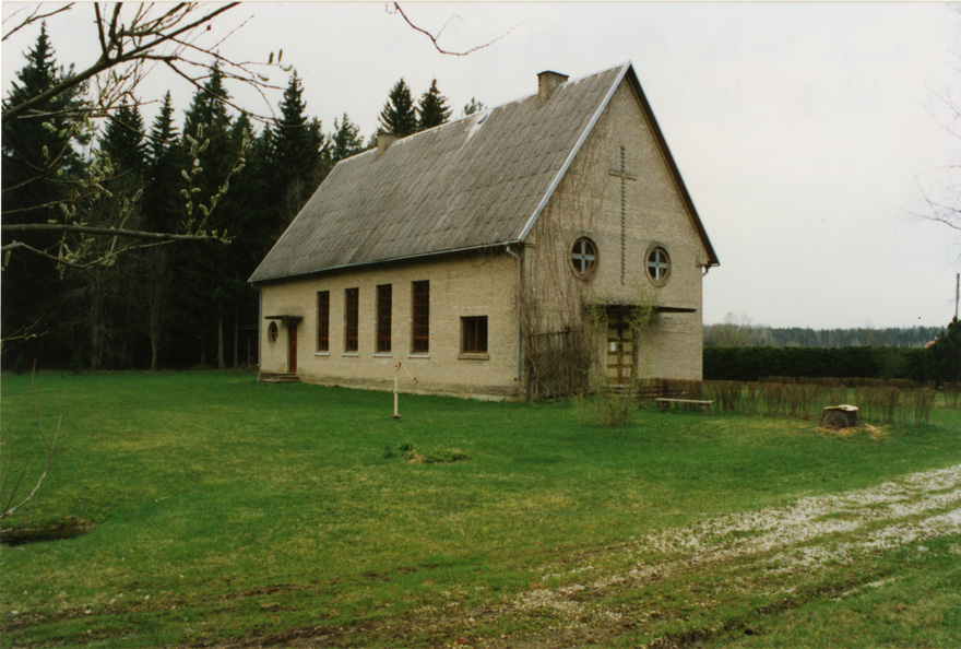 Suigu ev.-kristlaste palvela, eestvaade. Arhitekt Märt Merivälja