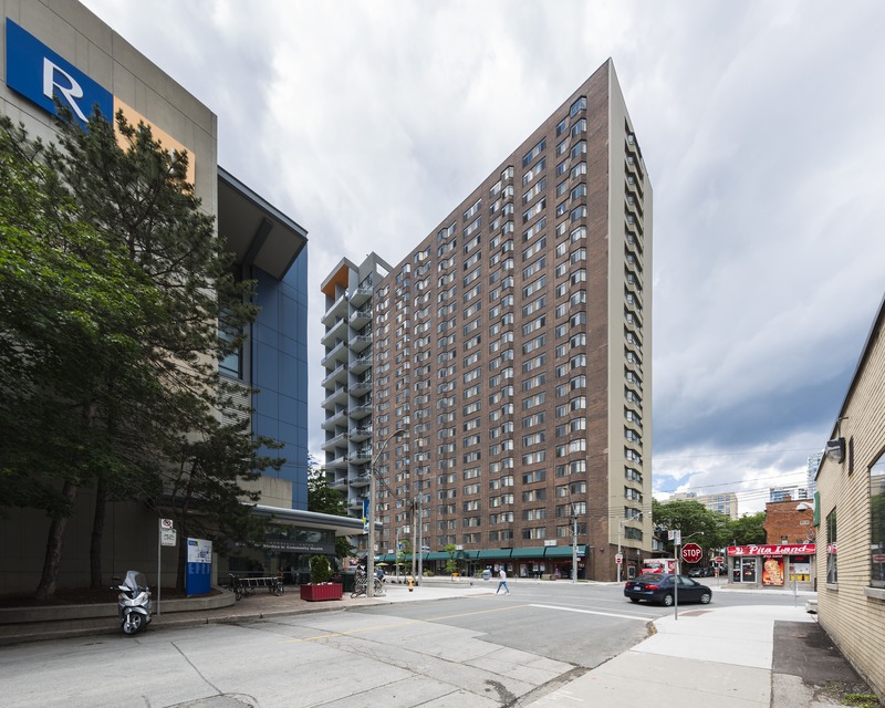 Ryersoni Ülikooli ühiselamu 90 Gerrard St E Torontos. Välis-Eesti arhitekt Elmar Tampõld