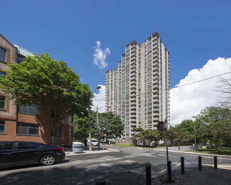 Korterelamu, nn Gallery Towers, 50 Stephanie St Torontos. Välis-Eesti arhitekt Uno Prii