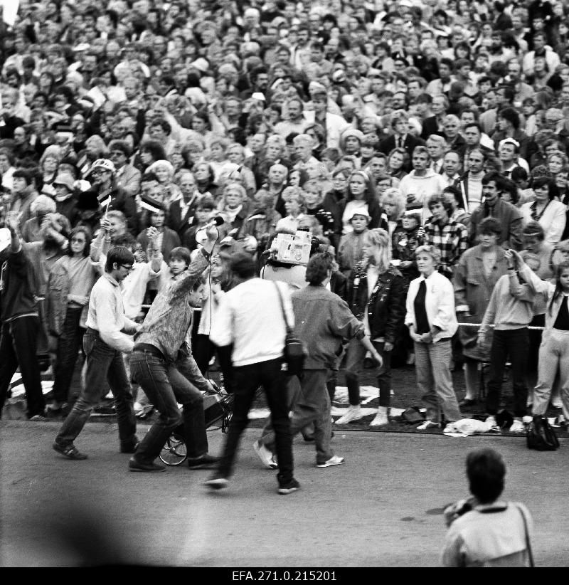 Organised mass event "Eestimaa song 1988" on Tallinn Song Song Square.