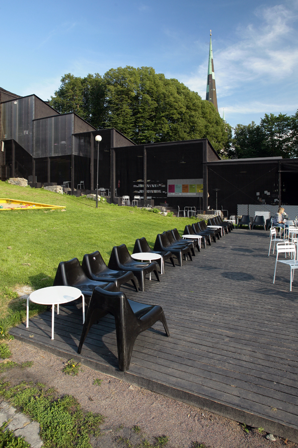 NO99 Põhuteater, vaade üle terrassi trepigaleriile. Salto AB: Maarja Kask, Karli Luik, Ralf Lõoke, Pelle-Sten Viiburg