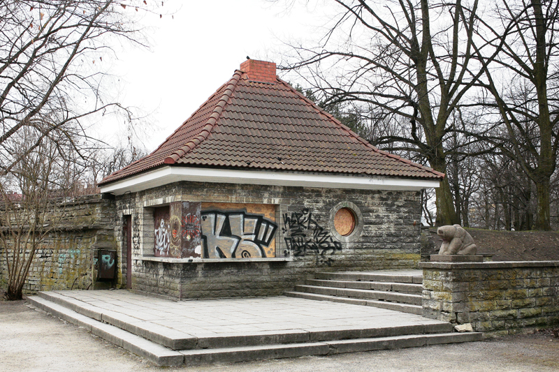 Paviljon (kiosk-WC) Hirvepargis, vaade hoonele. Arhitekt Herbert Johanson