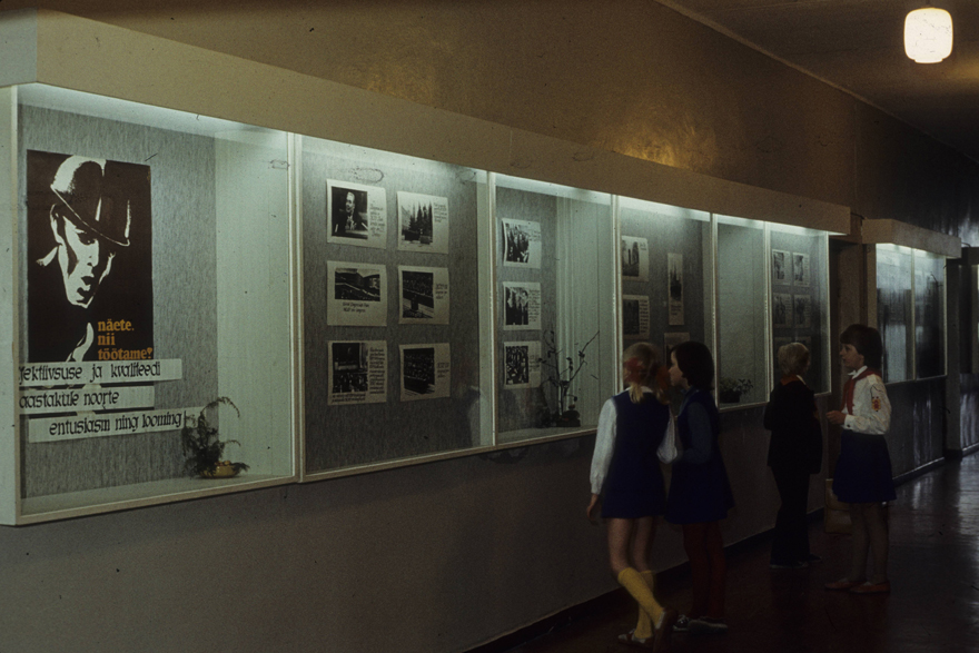 Tallinna 4. keskkool Kristiines, vaade autahvlitega koridorile