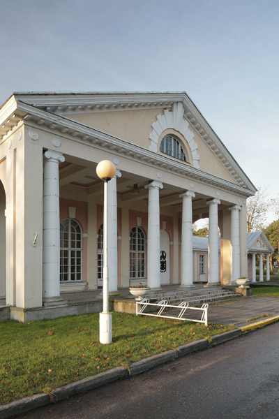 Pärnu mudaravila (supelasutus), vaade portikusele. Arhitekt Olev Siinmaa; fassaadid Erich von Wolffeldt ja Aleksander Nürnberg