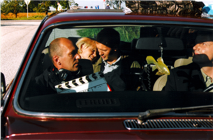 Mart Otsa (helirežissöör), Piret Kalda (Laura), Jaan Tätte (Roland), Emil Urbel (Kuldkalake). Pildistatud filmi "Ristumine peateega" (1999) võttepaigas Kanakülas augustis 1998