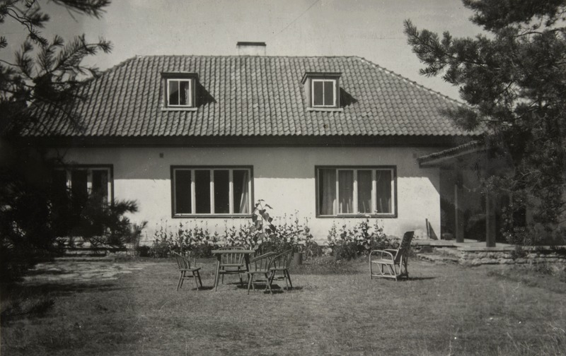 Tuvastamata eramu. Tagaõuel toolid ja laud