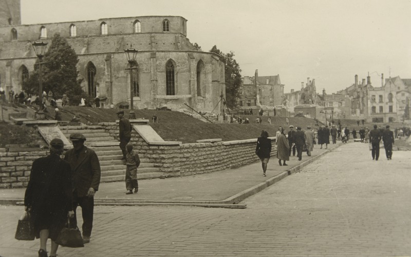 Harju tänav ja haljasala taastamise ajal, varemetes Niguliste kirik