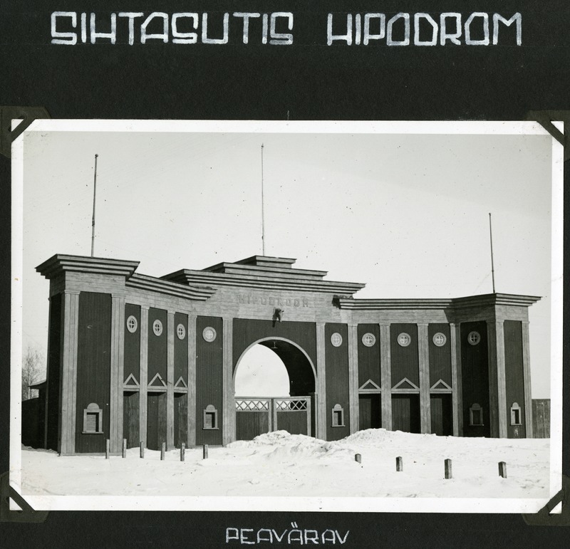 Sihtasutis Hipodrom (Tallinna hipodroom). Peavärav. Arhitekt Karl Burman (hävinud)