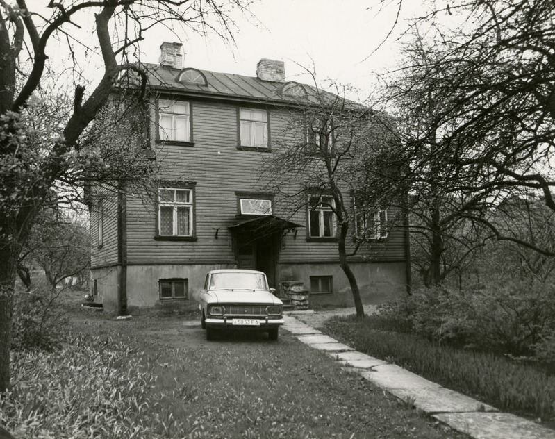 Pelgulinn: Telliskivi 30 elamu (maja ees Moskvitš)
