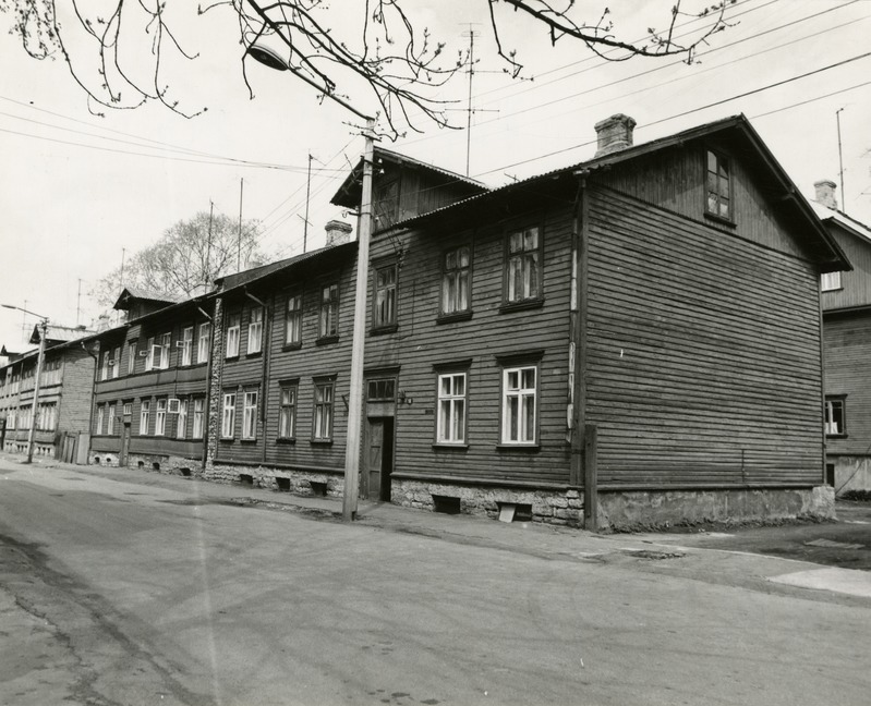 Pelgulinn: vaade piki Rohu tänavat, esiplaanil Lenderi tüüpi elamu Rohu 18