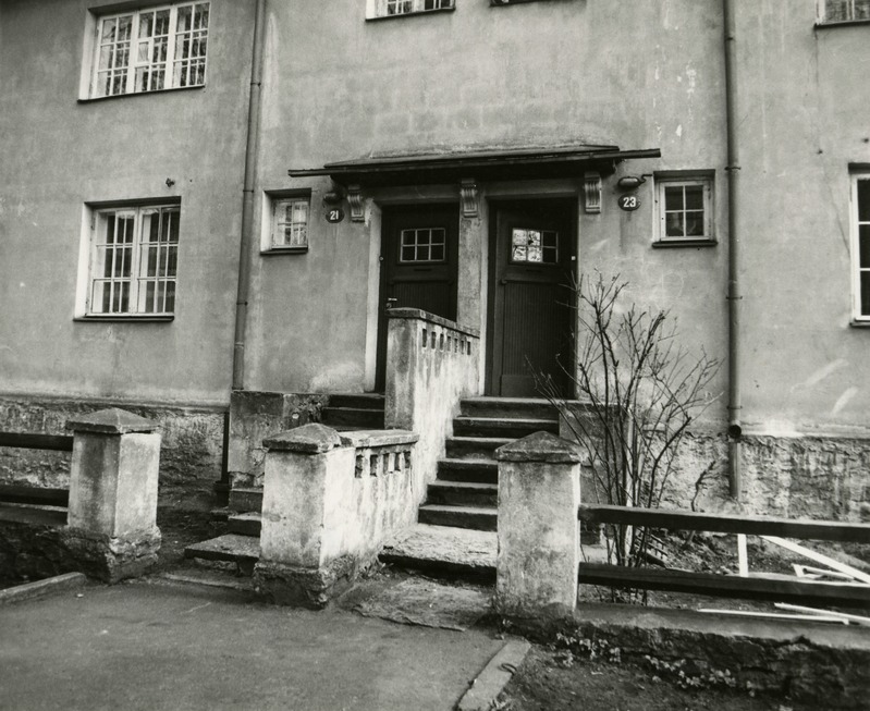 Pelgulinn: Kolde pst 21 ja 23 välisuksed. Arhitektid Eugen Habermann ja Herbert Johanson