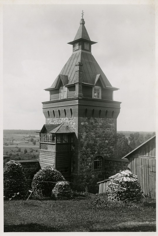 Kuremäe klooster. Kellatorn ja puuriidad