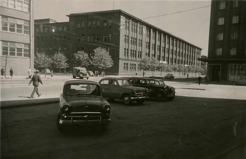 Tallinn, Narva mnt alguse uushoonestus 1960. aastate algul: tootmishoone Eesti Kaabel Narva mnt ja Pronksi ristmikul (arhitektid Mart Port ja Roman Urb), hilisem kaubanduskeskus Pro Kapital. Esiplaanil parkimisplats