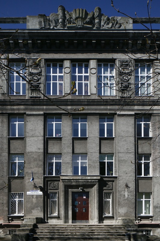 Koolimaja Kalamajas, nüüdne Gustav Adolfi Gümnaasiumi hoone Kotzebue tänaval. Lähivaated fassaadile