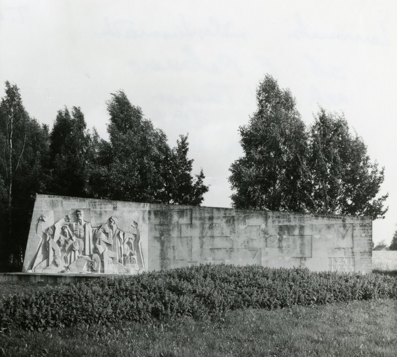 Mälestusmärk Räni külas Lemmatsi tankitõrjekraavis mõrvatutele. Skulptor Elmar Rebane, arhitekt Väino Tamm, 1964