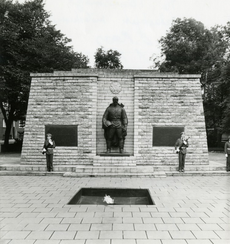 Tallinna vabastajate mälestusmärk / monument, nn pronkssõdur Tõnismäel. Skulptor Enn Roos, arhitekt Arnold Alas, 1947. Fotol auvahtkond ja igavene tuli