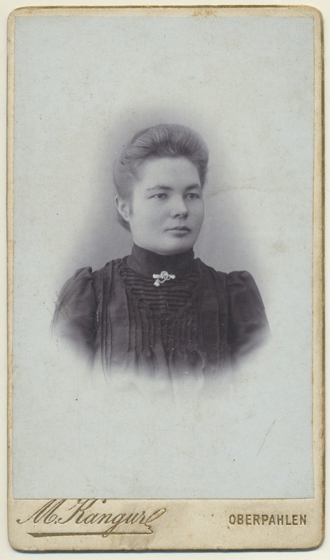 portreefoto (visit portrait), Alma Käosaar u 1910 foto Mart Kangur Põltsamaa