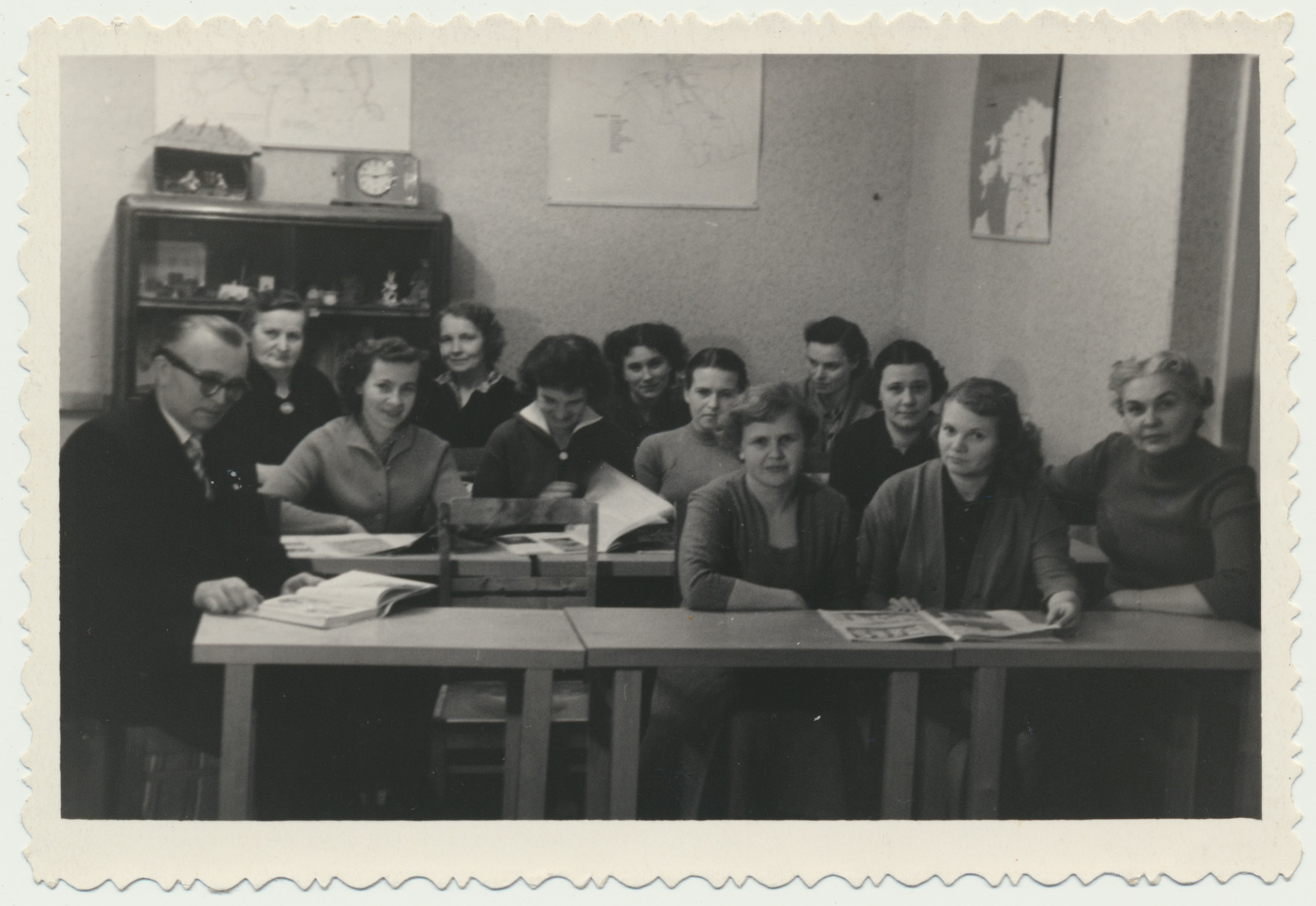 foto, Viljandi Lastevanemate Kool, õpetaja Orest Niinemäe ja emad klassiruumis, 1961