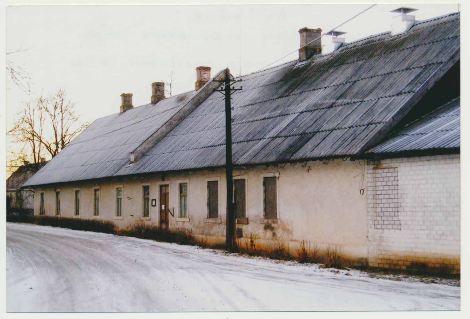 värvifoto, Abja mõisa tööliste-moonakate maja, 2004