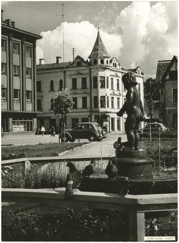foto Viljandi Keskväljak, purskkaev Tüdruk tuvidega, 1957 foto E.Veliste