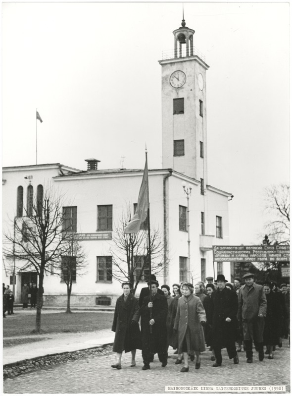 foto Viljandi, mairongkäik raekoja juures 1958 foto E.Veliste