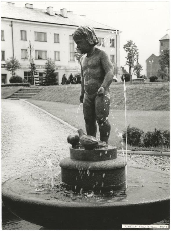 foto Viljandi, Keskväljak, purskkaev Tüdruk tuvidega, 1957 foto E. Veliste