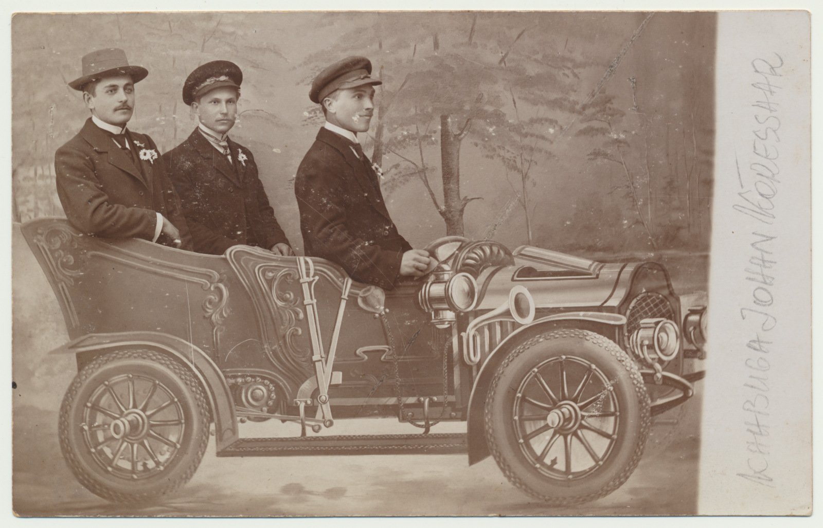 foto, kolm meest ateljeefotol "autos" u 1910