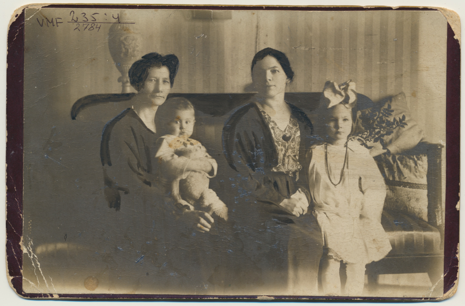 foto Julia ja Ella Pöögelmann lastega u 1925