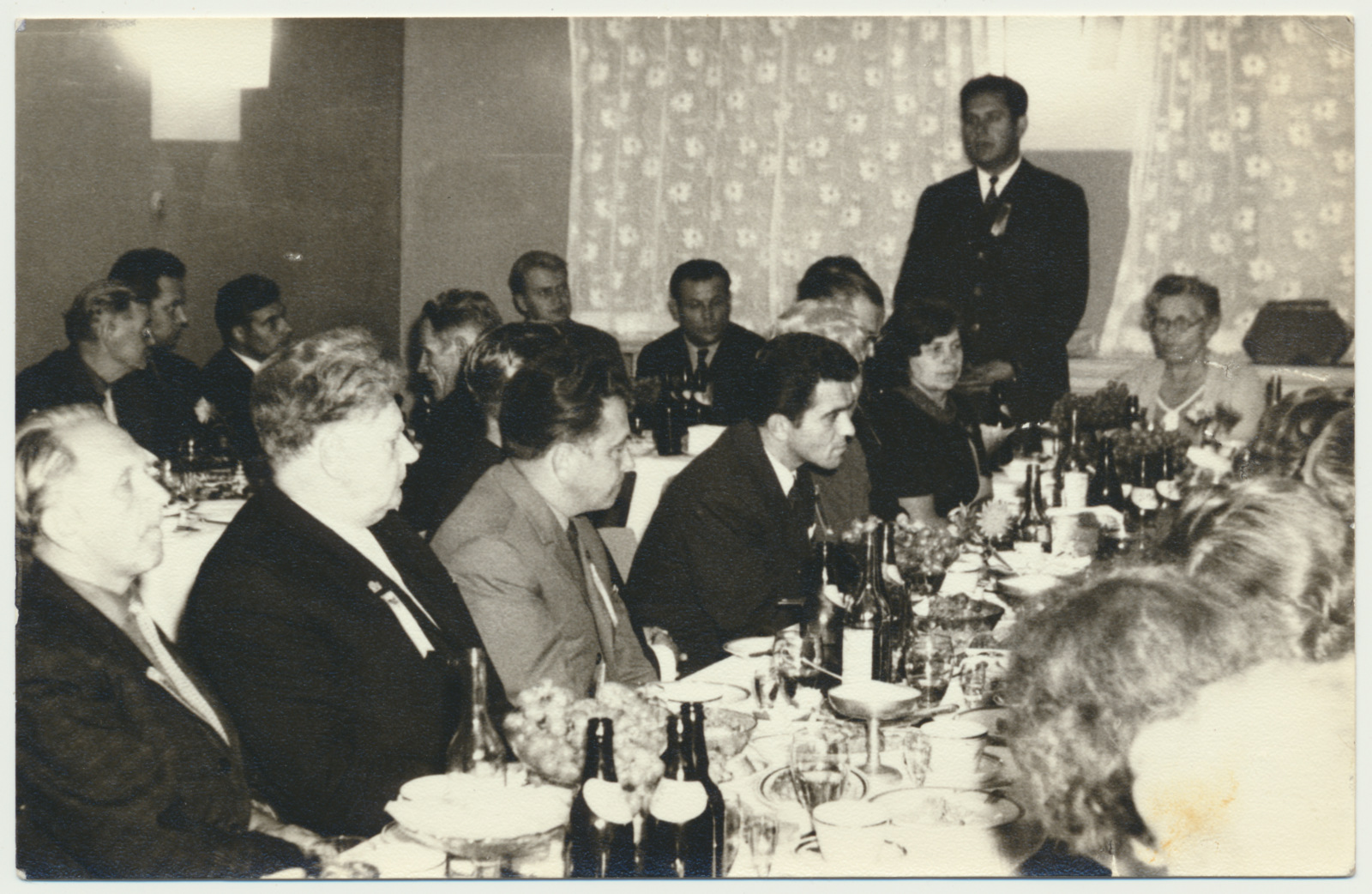 foto Komsomoliveteranide kokkutulek, kõneleb Pedajas, paremal Marie Limberg 1969 XI