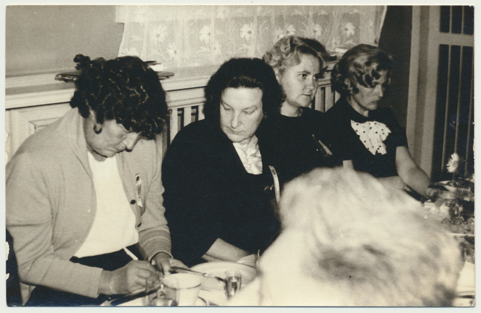 foto Komsomoliveteranide kokkutulek, vasakult Koidula Vilpart, Meeta Moppel, Aime Kümnik, Hilja Torokoff 1969 XI