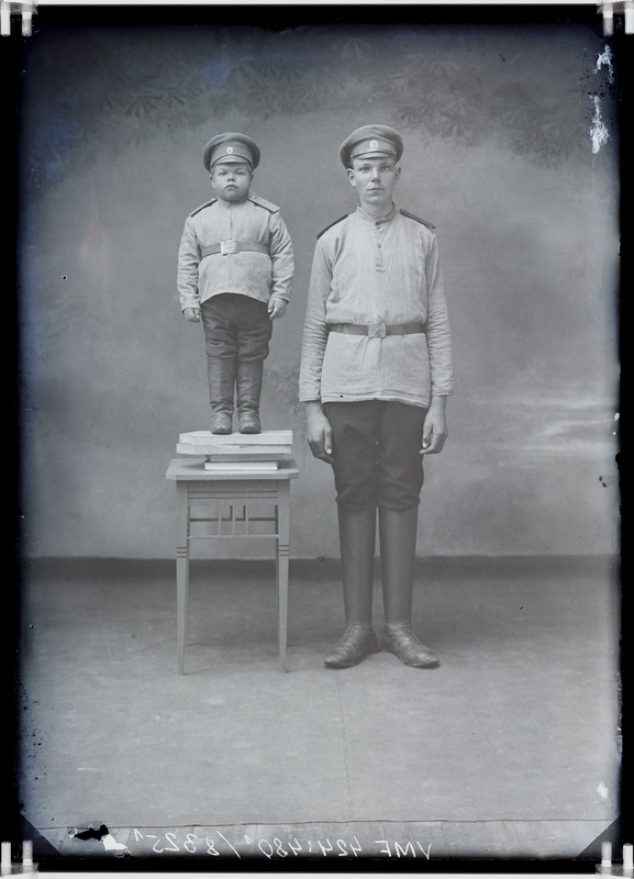 fotonegatiiv, sõjaväekutsealused, pikim ja lühim, J. Riiman ja J. Peiel, 1915 foto J.Riet