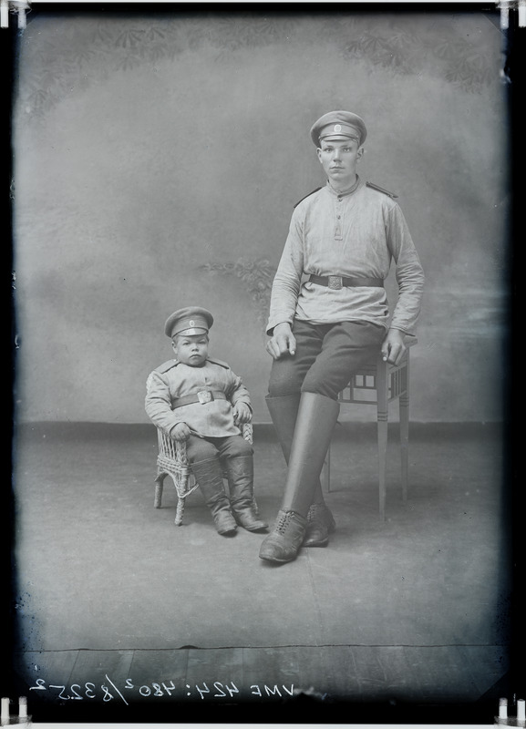 klaasnegatiiv, sõjaväekutsealused, pikim J. Riiman, lühim J. Peiel, 1915 foto J.Riet