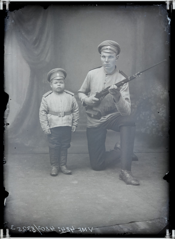 klaasnegatiiv, sõjaväekutselaused, pikim J. Riiman, lühim J. Peiel, vintpüss, 1915 foto J.Riet