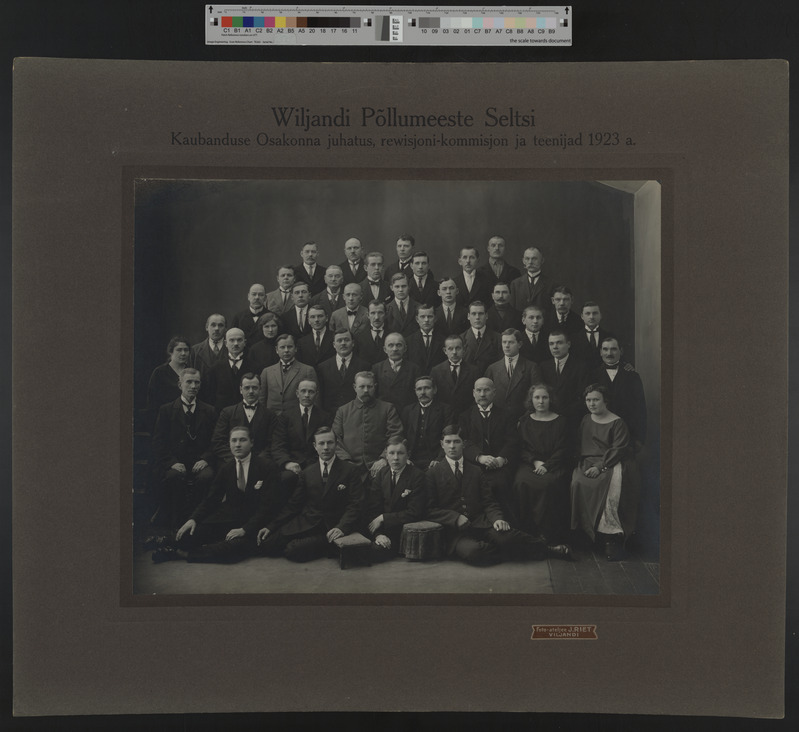 grupifoto papil, Viljandi Põllumeeste Seltsi Kaubanduse Osakonna juhatus, revisjonikomisjon ja teenijad 1923, foto J.Riet