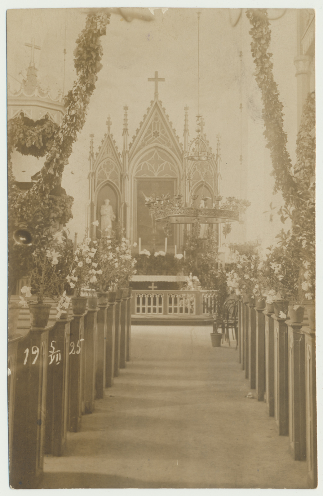 foto, Põltsamaa kirik, altar, pingi otstel lillepotid, ülal vanik, 1925