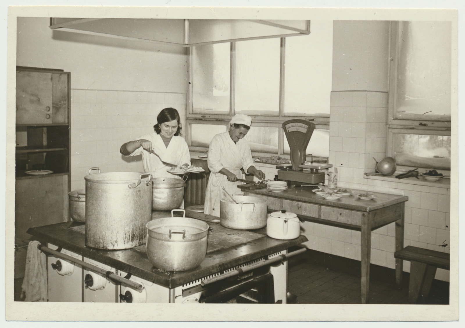 foto, Viljandi Teeninduskombinaat Leola, köök, u 1970