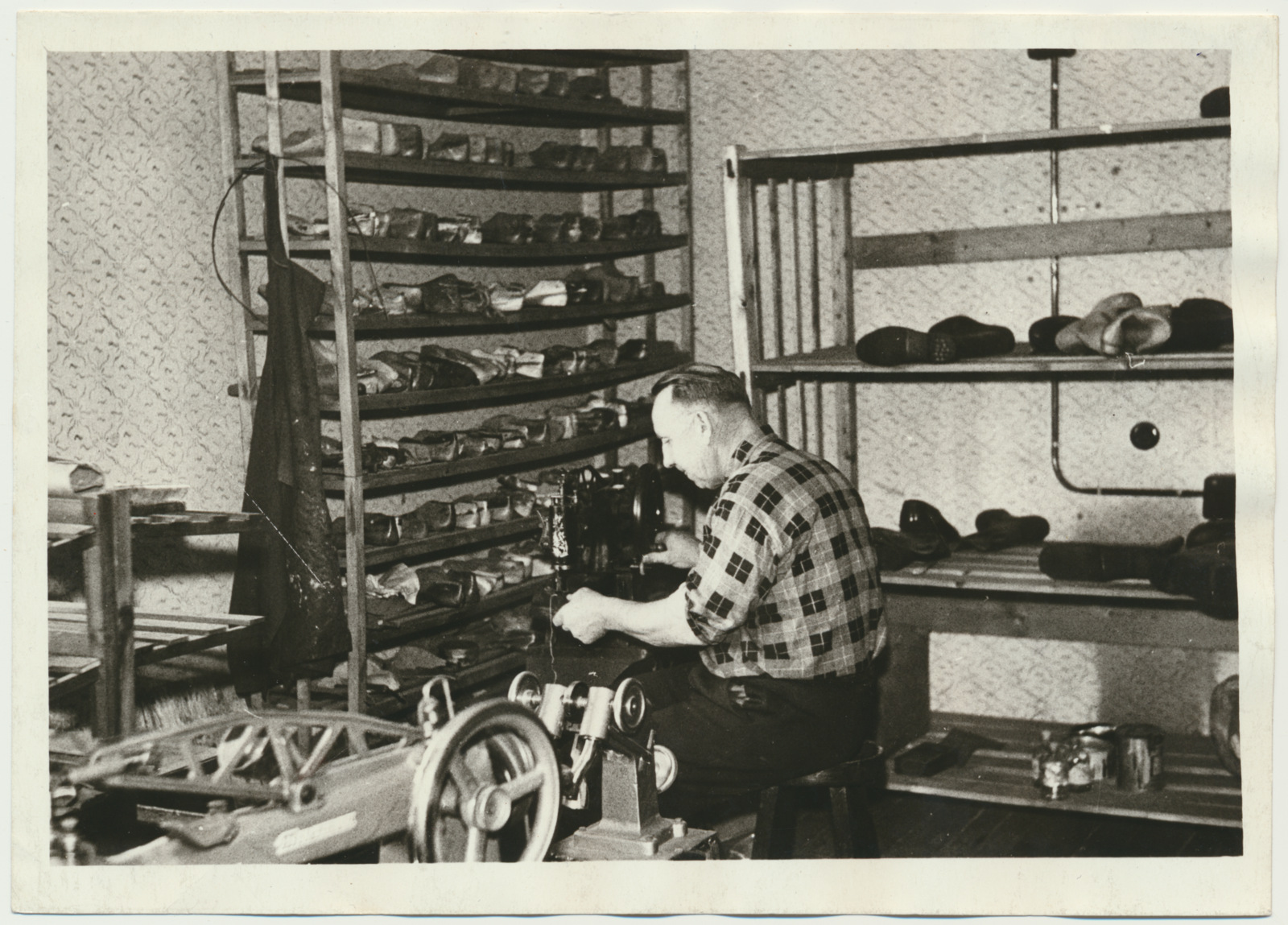 foto, Viljandi Teeninduskombinaat, tsehh nr 4, jalatsitööstus u 1965