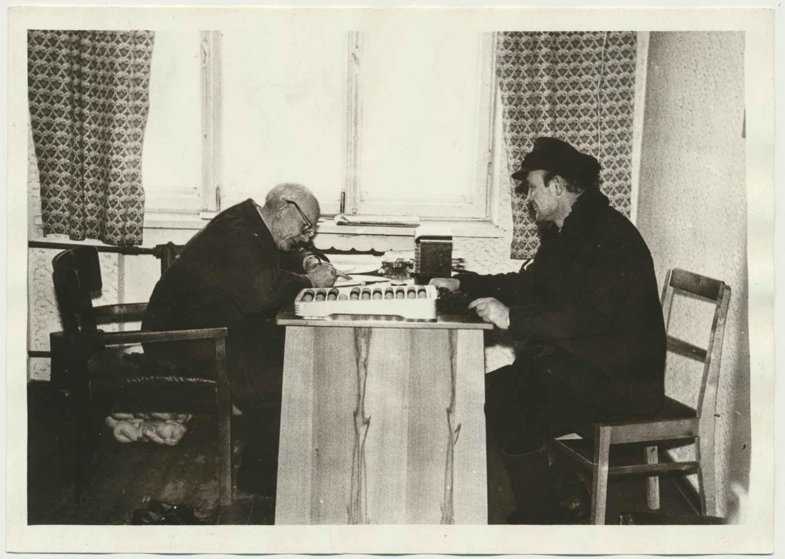 foto, Viljandi Teeninduskombinaat, kontor, pearaamatupidaja August Põldaru, u 1965