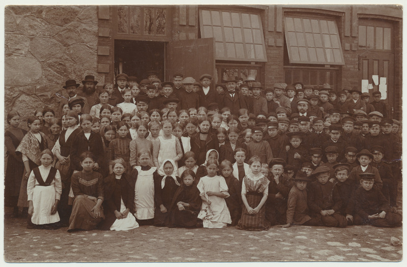 foto grupp õpilasi Kolga-Jaani meierei ees 1914 foto A.Loit