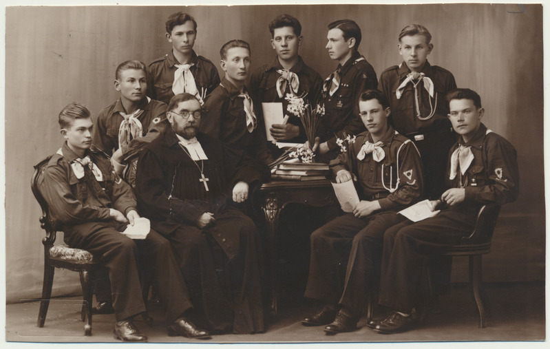 foto Viljandi, skautide leeripäev, istuvad:H.Võsa, J.Truu, kirikuõpetaja A.O.W.Doll, A.Soo, E.Malin, E.Tari, seisavad: P.Adler, J.Õunap, H.Agu, K.Rääts 25.05.1933 foto J.Riet