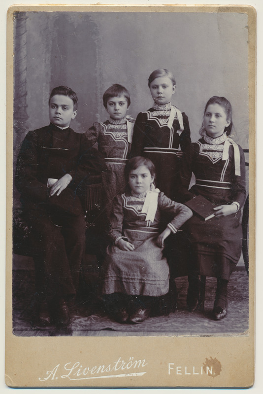 foto papil Viljandi preestri, praosti Nikolai Lusik'a lapsed Konstantin, Ljubov, Larisa, Antonina, ees Nadežda 1901 foto A.Livenström
